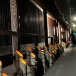 萩城下町の夜を竹の灯籠がほのかに照らすライトアップイベント「萩・竹灯路物語」