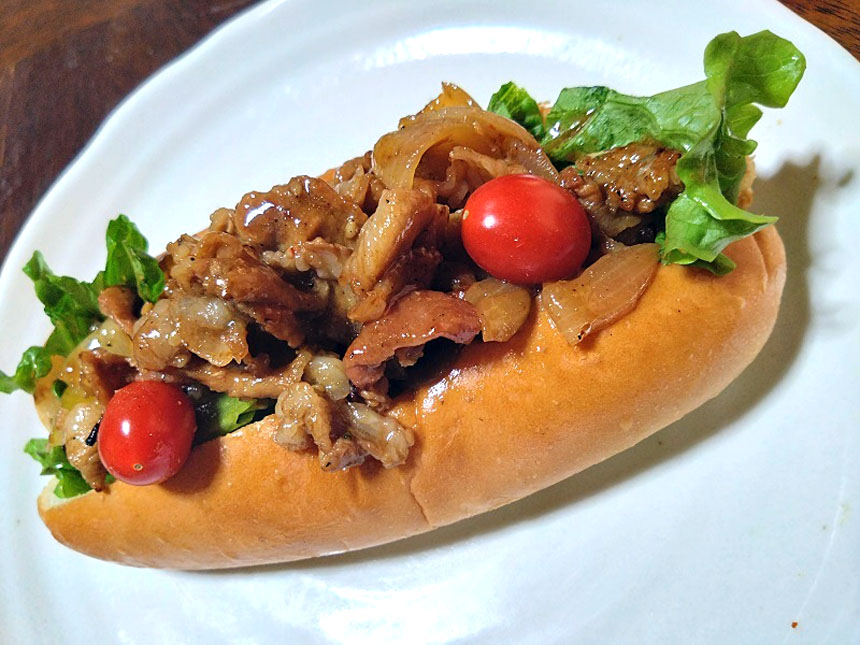 フェニックス楽市 : 田原ポークの炭火焼き肉ドッグ 700 円