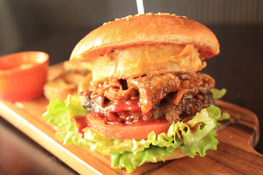 ペニンシュラバーガー : 知多牛鬼バーガー 1,700 円